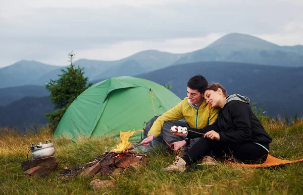 Pár Marshmallow Táboráku Majestátní Karpatské Hory Krásná Krajina Nedotčené Přírody — Stock fotografie