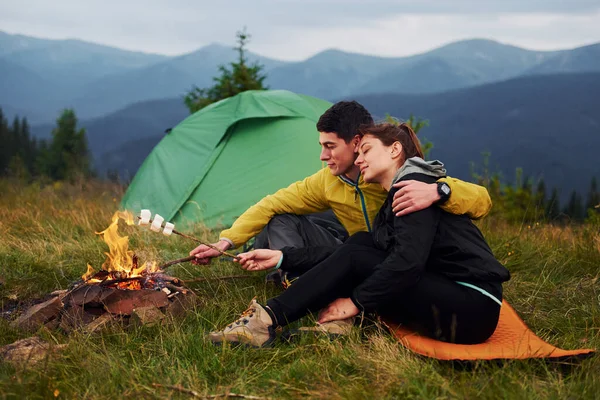 Casal Com Marshmallow Perto Fogueira Majestosas Montanhas Dos Cárpatos Bela — Fotografia de Stock