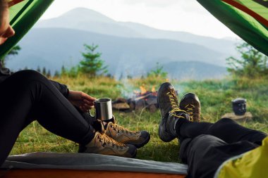 Çadırın içinde kadın ve erkek birlikte. Majestic Karpat Dağları. Dokunulmamış doğanın güzel manzarası.