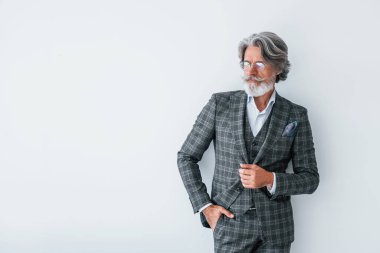 Kameraya poz veriyorum. Gri saçlı ve sakallı son sınıf modacı modern adam..