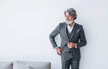 Kameraya poz veriyorum. Gri saçlı ve sakallı son sınıf modacı modern adam..