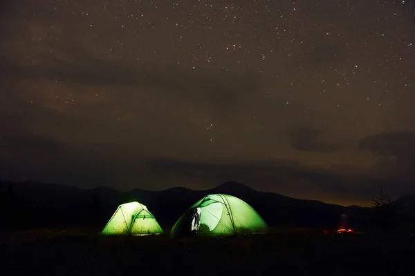 Tendas Verdes Noite Céu Estrelado Majestosas Montanhas Dos Cárpatos Bela — Fotografia de Stock