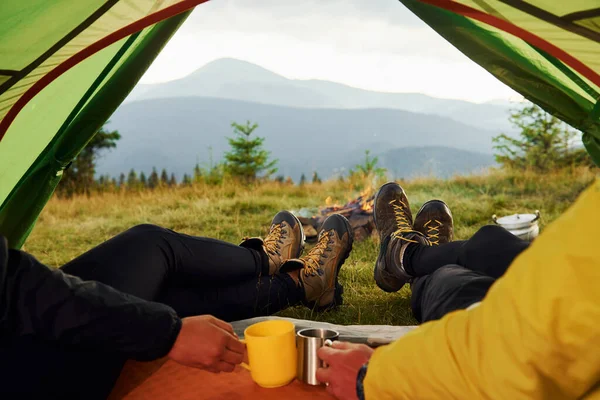 Hombre Mujer Dentro Tienda Juntos Majestuosas Montañas Cárpatas Hermoso Paisaje — Foto de Stock