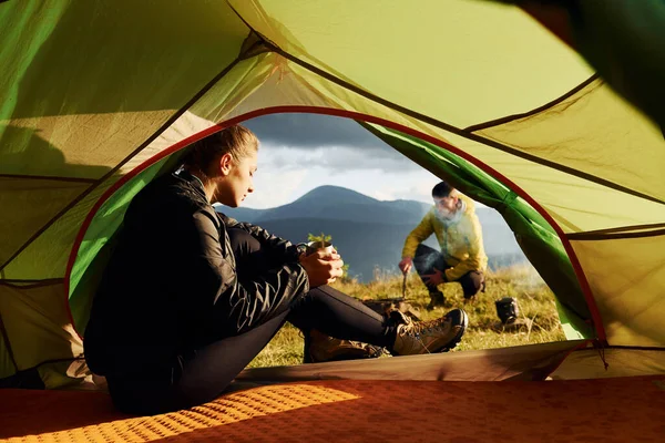 女の子はテントの中に座っている 男は外で忙しい 雄大なカルパチア山脈 手付かずの自然の美しい風景 — ストック写真