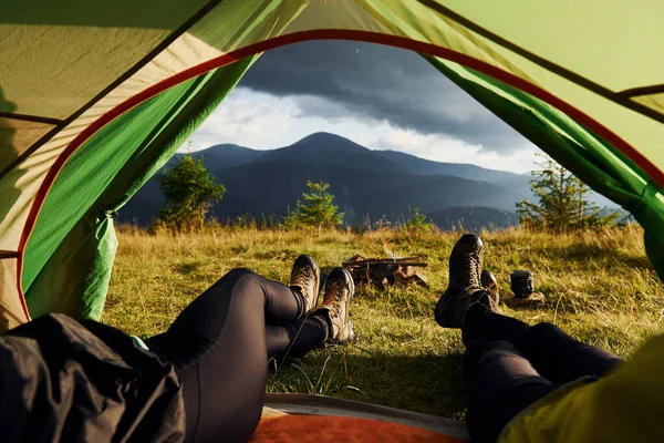 一緒にテントの中の男と女 雄大なカルパチア山脈 手付かずの自然の美しい風景 — ストック写真