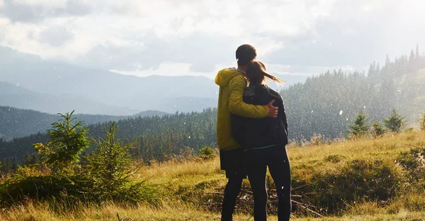 Girlfriend Her Boyfriend Embracing Each Other Majestic Carpathian Mountains Beautiful — Stock Photo, Image