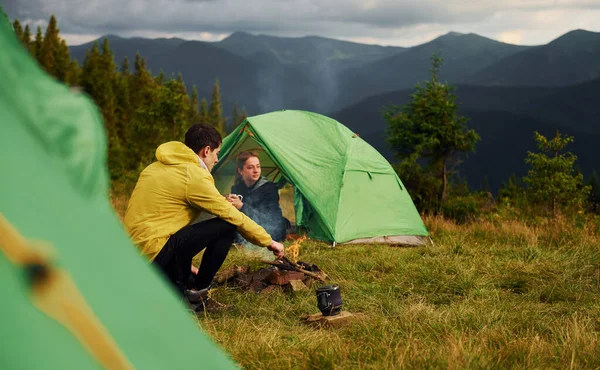 キャンプファイアを作ってる 彼女は目が覚めた 雄大なカルパチア山脈 手付かずの自然の美しい風景 — ストック写真