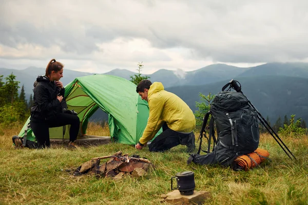 Casal Perto Tenda Majestosas Montanhas Dos Cárpatos Bela Paisagem Natureza — Fotografia de Stock