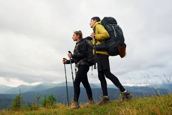 一緒にハイキングだ 女と男 雄大なカルパチア山脈 手付かずの自然の美しい風景 — ストック写真