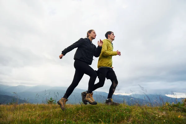 一起跑一对夫妇在健身 宏伟的喀尔巴阡山脉 美丽的自然景观 — 图库照片