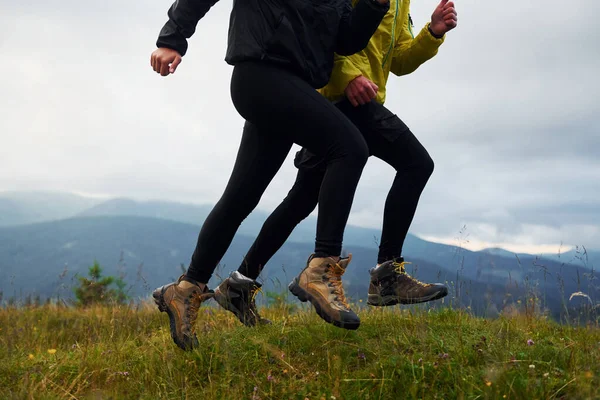 Corriendo Juntos Pareja Haciendo Ejercicio Majestuosas Montañas Cárpatas Hermoso Paisaje —  Fotos de Stock