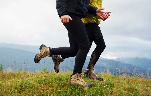 Corriendo Juntos Pareja Haciendo Ejercicio Majestuosas Montañas Cárpatas Hermoso Paisaje —  Fotos de Stock