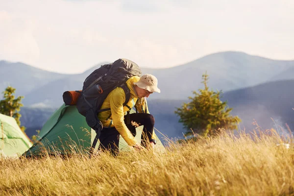 若い男性の旅行者が散歩している 雄大なカルパチア山脈 手付かずの自然の美しい風景 — ストック写真
