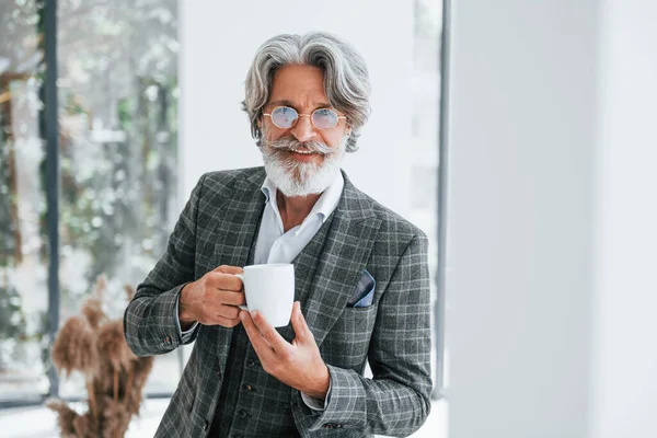 Ofisteki iş adamı. Gri saçlı ve sakallı son sınıf modacı modern adam..