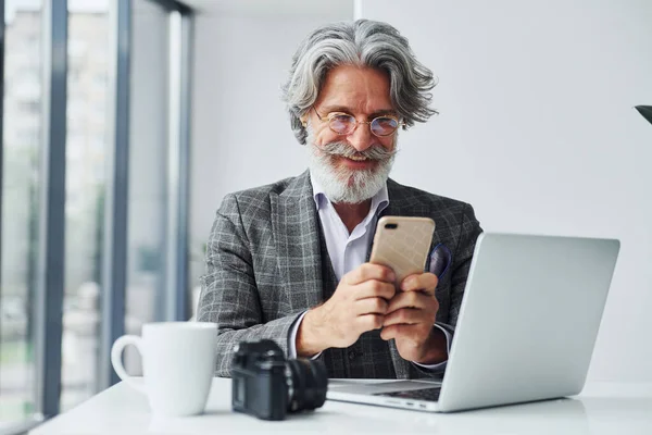 Empresário Escritório Senior Elegante Homem Moderno Com Cabelos Grisalhos Barba — Fotografia de Stock