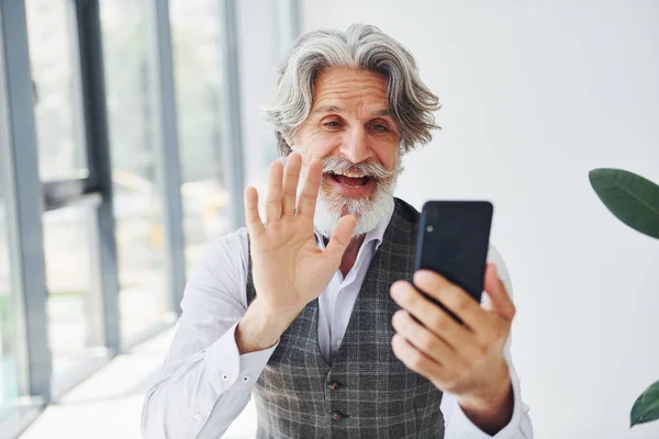 Senior Elegante Homem Moderno Com Cabelos Grisalhos Barba Dentro Casa — Fotografia de Stock