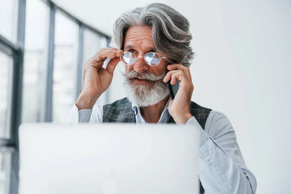 Chefe Roupas Formais Trabalha Escritório Senior Elegante Homem Moderno Com — Fotografia de Stock