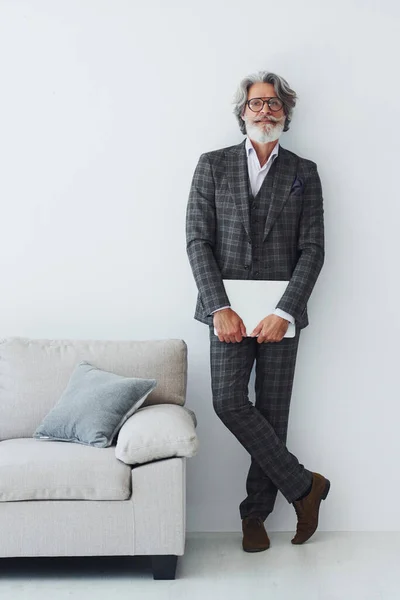 Senior Elegante Hombre Moderno Con Pelo Gris Barba Interior Pie —  Fotos de Stock