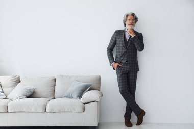 Kameraya poz veriyorum. Gri saçlı ve sakallı son sınıf modacı modern adam..