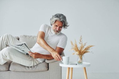 Boş zamanım var. Gri saçlı ve sakallı son sınıf modacı modern adam..