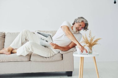 Boş zamanım var. Gri saçlı ve sakallı son sınıf modacı modern adam..