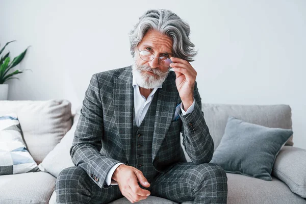 Sienta Cómodo Sofá Con Ropa Formal Senior Elegante Hombre Moderno —  Fotos de Stock