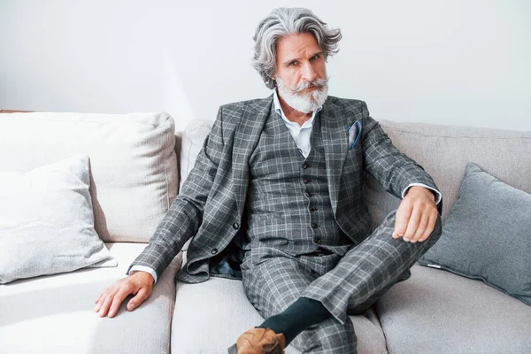 Mieszkaniu Eleganckimi Ubraniami Senior Stylowy Nowoczesny Mężczyzna Siwymi Włosami Brodą — Zdjęcie stockowe