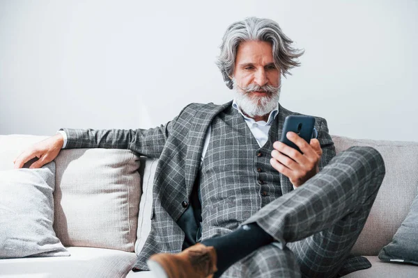 Apartamento Com Roupas Elegantes Senior Elegante Homem Moderno Com Cabelos — Fotografia de Stock