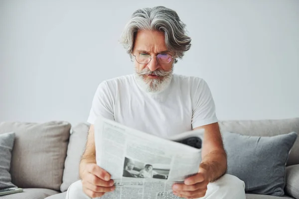 Senta Sofá Senior Elegante Homem Moderno Com Cabelos Grisalhos Barba — Fotografia de Stock