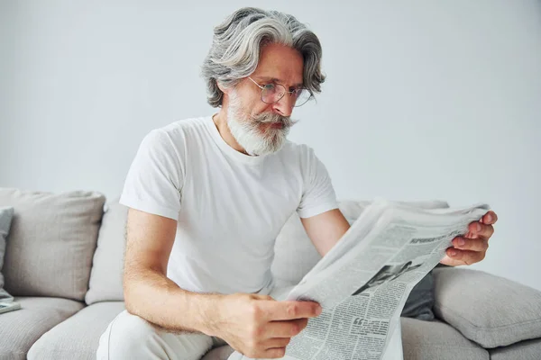 Senta Sofá Senior Elegante Homem Moderno Com Cabelos Grisalhos Barba — Fotografia de Stock