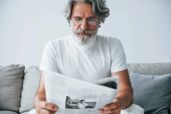 Senta Sofá Senior Elegante Homem Moderno Com Cabelos Grisalhos Barba — Fotografia de Stock