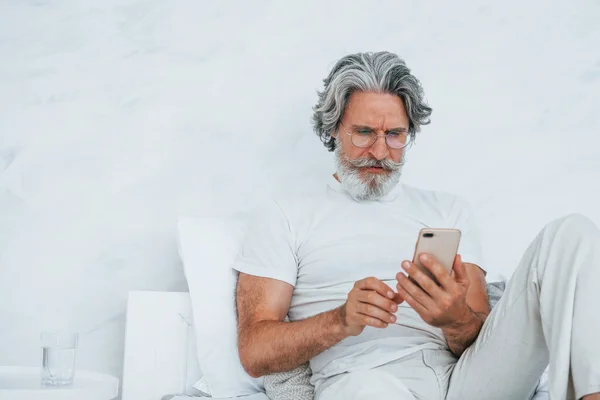 Senta Cama Usando Telefone Senior Elegante Homem Moderno Com Cabelos — Fotografia de Stock