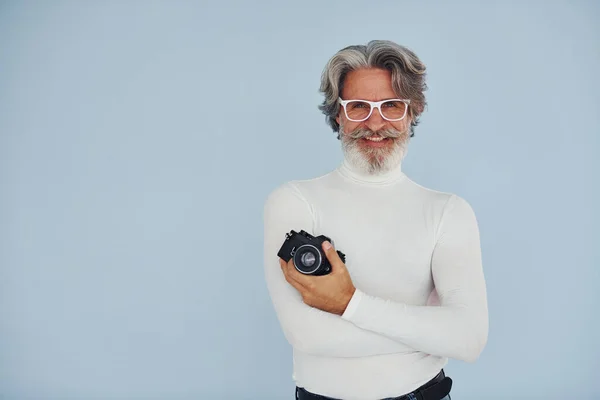 Fotograf Klasycznym Aparatem Senior Stylowy Nowoczesny Mężczyzna Siwymi Włosami Brodą — Zdjęcie stockowe