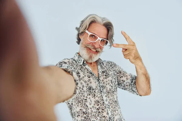 Turista Szelfit Készít Senior Elegáns Modern Férfi Ősz Haj Szakáll — Stock Fotó