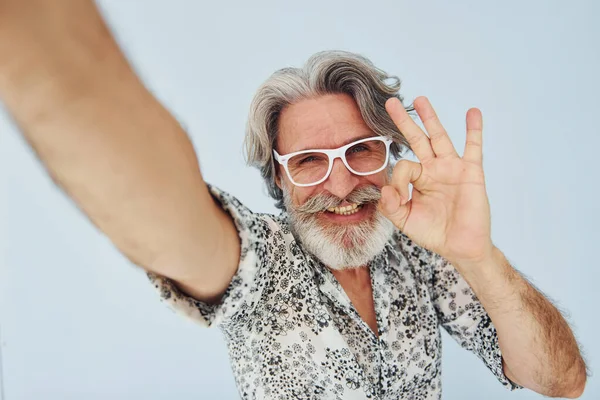 Turist Gör Selfie Senior Snygg Modern Man Med Grått Hår — Stockfoto