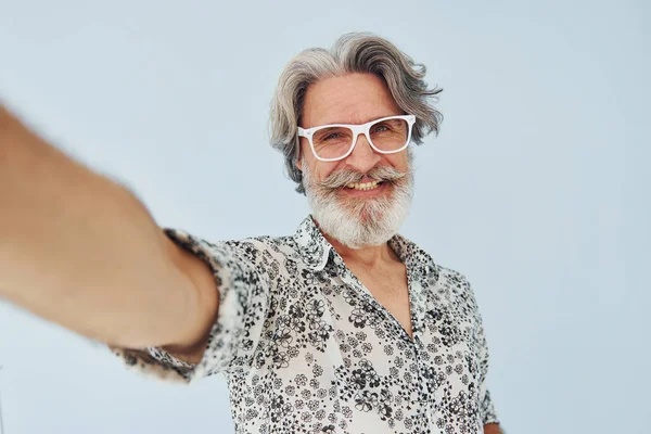 Turist Gör Selfie Senior Snygg Modern Man Med Grått Hår — Stockfoto