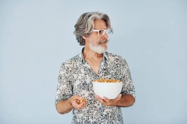 Stående Med Popcorn Mot Vägg Senior Snygg Modern Man Med — Stockfoto