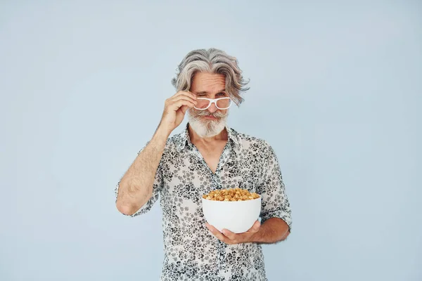 Staande Met Popcorn Tegen Muur Senioren Stijlvolle Moderne Man Met — Stockfoto