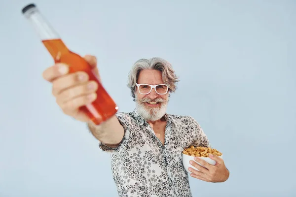 Fles Drank Popcorn Handen Senioren Stijlvolle Moderne Man Met Grijs — Stockfoto