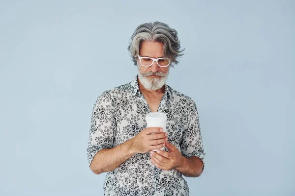 Een Kop Drank Handen Senioren Stijlvolle Moderne Man Met Grijs — Stockfoto