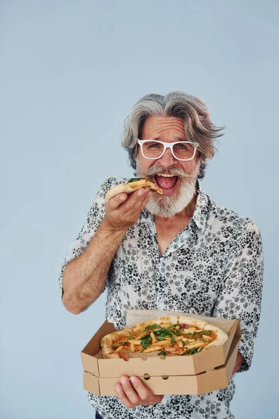 Come Pizza Pie Contra Pared Senior Elegante Hombre Moderno Con — Foto de Stock
