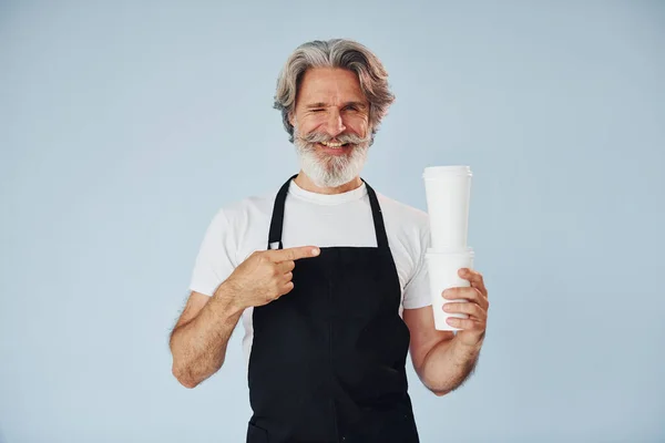 Kelner Drinkami Rękach Senior Stylowy Nowoczesny Mężczyzna Siwymi Włosami Brodą — Zdjęcie stockowe