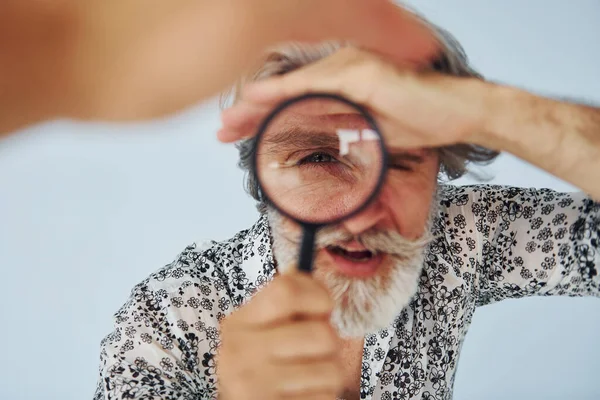Divirta Com Lupa Senior Elegante Homem Moderno Com Cabelos Grisalhos — Fotografia de Stock