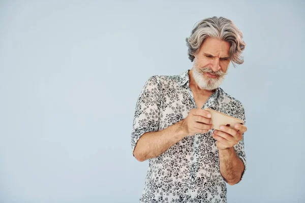 Jogar Telefone Senior Elegante Homem Moderno Com Cabelos Grisalhos Barba — Fotografia de Stock