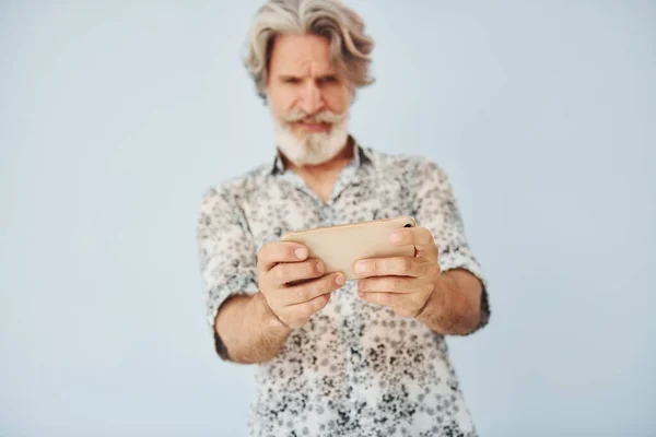 Jogar Telefone Senior Elegante Homem Moderno Com Cabelos Grisalhos Barba — Fotografia de Stock