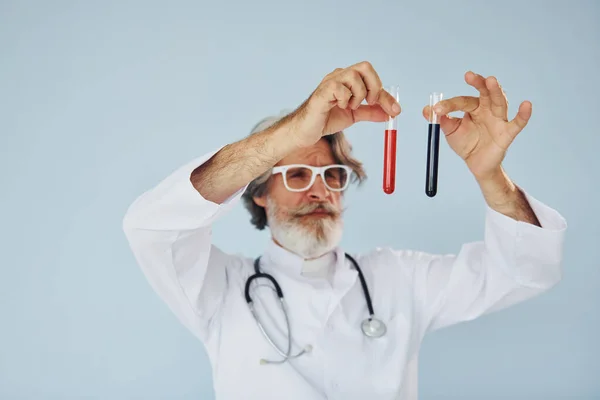 Doctor Tiene Tubos Ensayo Senior Elegante Hombre Moderno Con Pelo —  Fotos de Stock