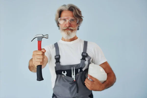 Reparierer Bereit Für Die Arbeit Senior Stilvoller Moderner Mann Mit — Stockfoto