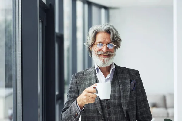 Toma Descanso Bebe Café Senior Elegante Hombre Moderno Con Pelo —  Fotos de Stock