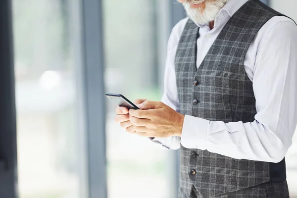 Udany Biznesmen Używa Telefonu Senior Stylowy Nowoczesny Mężczyzna Siwymi Włosami — Zdjęcie stockowe