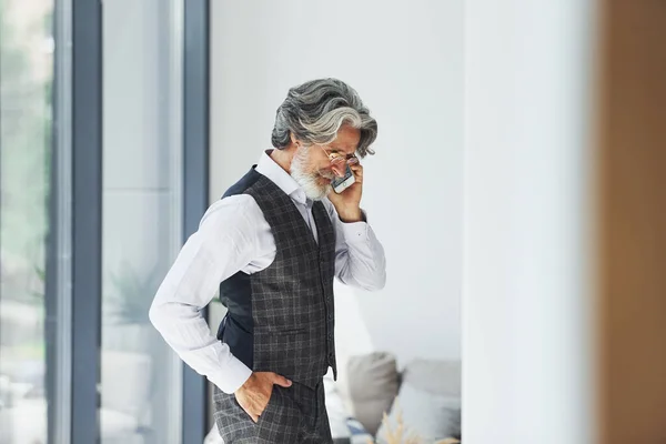 Udany Biznesmen Używa Telefonu Senior Stylowy Nowoczesny Mężczyzna Siwymi Włosami — Zdjęcie stockowe